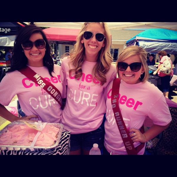 emilymaddison_'s tweet image. &quot;SENIOR CHEERLEADER PICTURE&quot;
#wehadtodoit 
@cpate2013 @kaleyannjackson