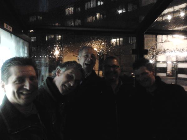 Keigezellig in het bushokje