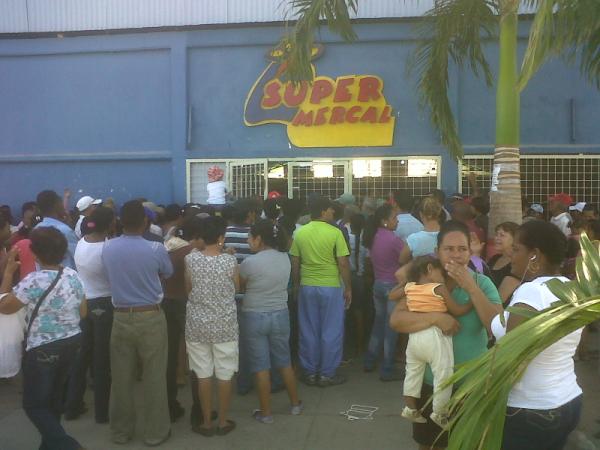 estadosucre's tweet photo. Esto es lo que el Sr Presidente Chavez quiere para el Pueblo Venezolano personas matándose en un Mercal, que ignorancia http://t.co/Y62cnrfZ