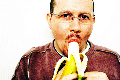 funnyorfact's tweet photo. #NoManShouldEver Eat banana in public like this ---> http://t.co/Q7OCoRzJ