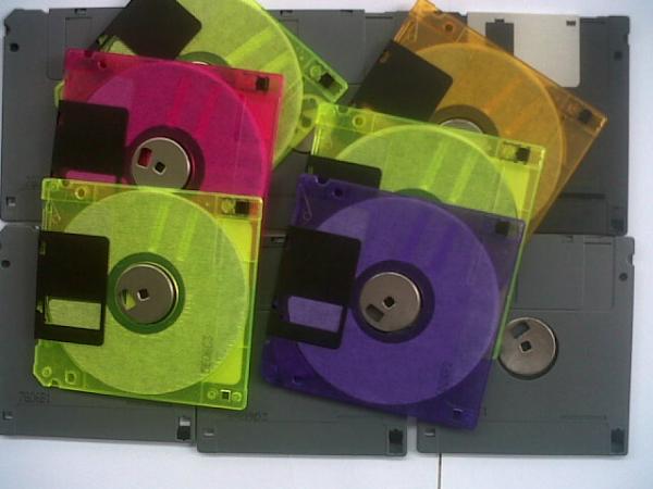 SuperLoakExpo's tweet image. Coba deh buka lemari anda, masih bisa nemu kumpulan #disket seperti ini ?? #LoaKreatifitas