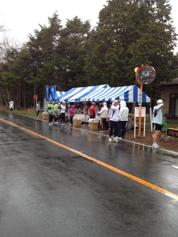 tantan1007's tweet photo. 雨の81km地点。
みんながんばれ、あと少しだ！ http://t.co/X7cCsNOp