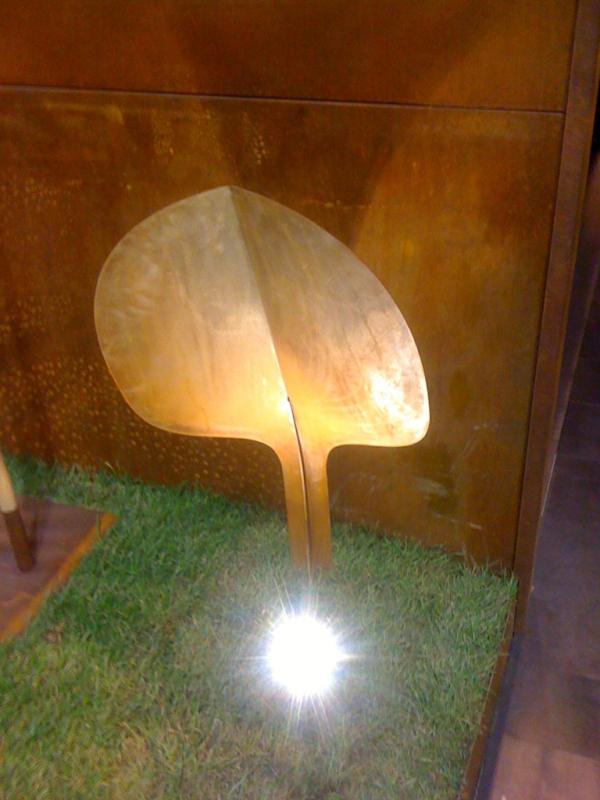 iSaloniofficial's tweet image. #MarcoZito, #DeCastelli. Natura artificiale da innestare nella natura reale: foglie metalli che si illuminano. #iSaloni