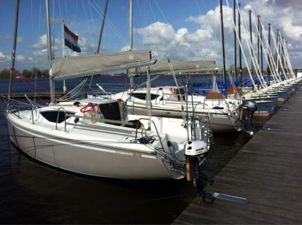 De maxus jachten de eerste keer aan hun eigen steiger in de thuishaven.