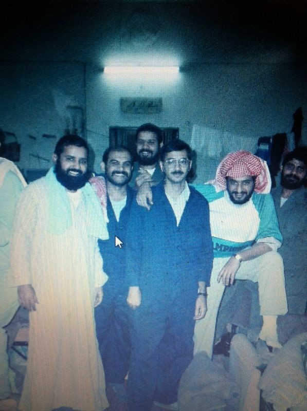 SaudSahoud's tweet photo. .

يالرملاوي يالعنصري  

انظر جيدا لهذه الصوره
في معتقلات صدام بالغزو
لتعرف سعود صاهود جيدااا http://t.co/FPACpw06