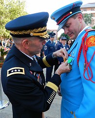RiverParadeSA's tweet photo. Three star General William Caldwell pinning dad aide Trey Embrey #vivafiesta  #texascavaliers http://t.co/M7mRuSrL