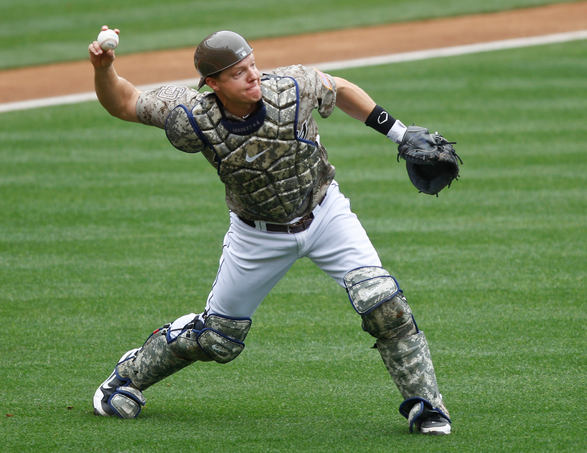 X \ San Diego Padres ב-X: Check out #Padres catcher Nick Hundley sporting  new catching gear for 1st time today (courtesy Lenny @AP) #MilitaryDay