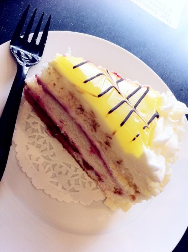 Timothy_Coffee's tweet photo. Lemon chiffon cake yummy yummy http://t.co/PecjWRi1