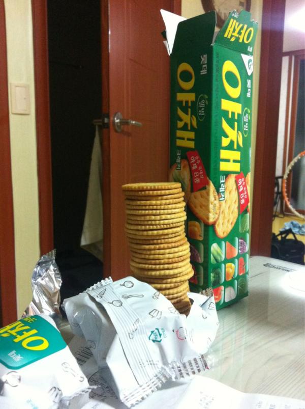leewonsung's tweet photo. 롯데 야체크래커 과대포장. 정말 심하군 http://t.co/uml8vJsL