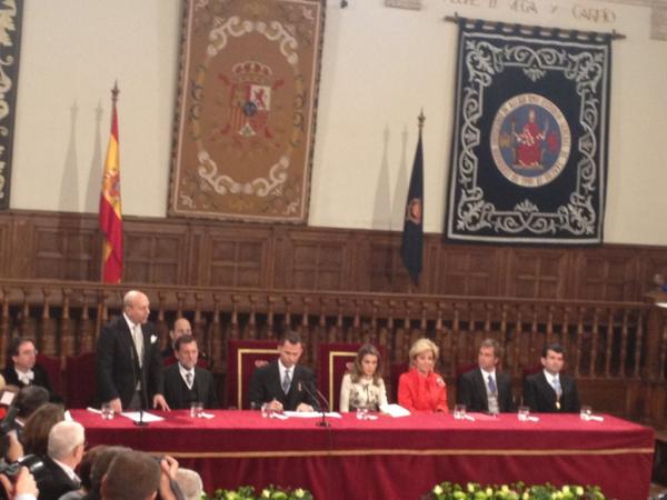 Día grande de las letras hispanas. En Alcalá hacemos entrega del Premio Cervantes a Nicanor Parra. Feliz Día del Libro