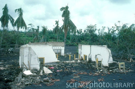 RantheSophsta's tweet photo. BREAKING NEWS: Around 90/100 homes in Galunggung have been DESTROYED. http://t.co/fZxVDW8t