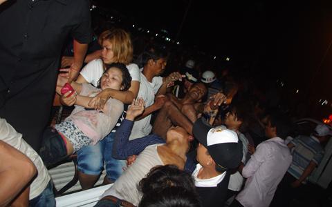 RantheSophsta's tweet photo. BREAKING NEWS: 4 more injured in Galunggung crowd panics. #chaos http://t.co/HBYGhZqq