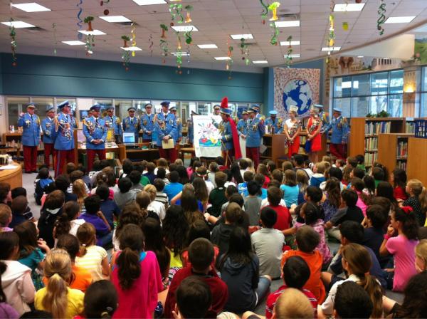 RiverParadeSA's tweet photo. We are visiting lots of schools today!! #vivafiesta #Fiesta2012 #fiestasanantonio http://t.co/FjvdRxFN