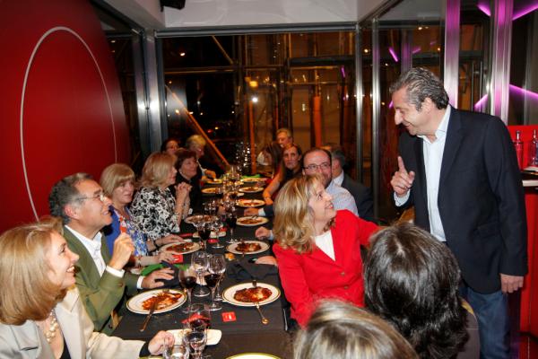 CAIntereconomia's tweet photo. Josep Pedrerol también fue otra de las caras conocidas que quiso saludar a los socios del Club en este día tan especial http://t.co/SmQxKTD0