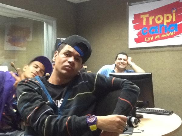 Al medio día la cita es un almuerzo callejero con <a href="/crewpeligrosos/">Crew Peligrosos</a> en @tropimedellin y de postre #MeraVuelta