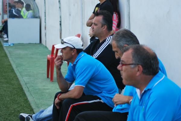 ESPINARDO_CF's tweet photo. el cuerpo tecnico sin quitar ojo al encuentro http://t.co/fzFHAM7V