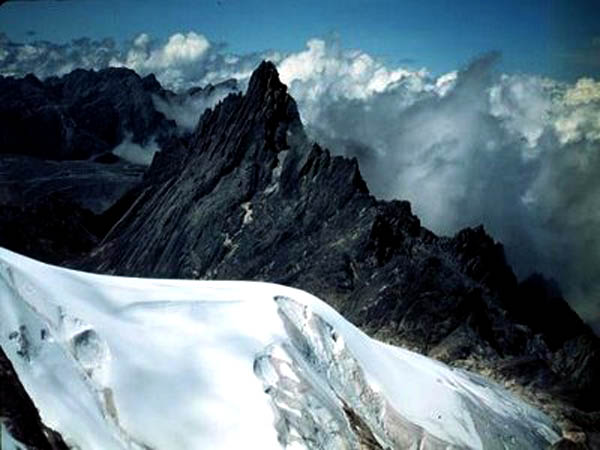 infopendaki's tweet photo. Puncak Trikora #SevenSecondSummits http://t.co/C9859qU8