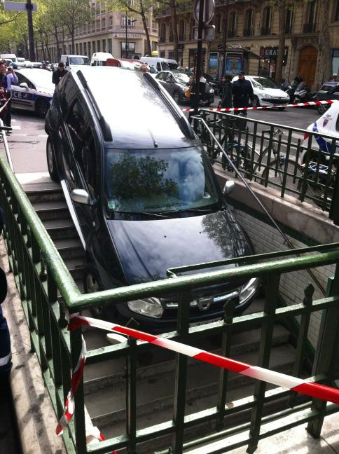tbayart's tweet photo. Prendre le métro en Dacia Duster pourquoi pas ? #fb http://t.co/7vDi9Vsf