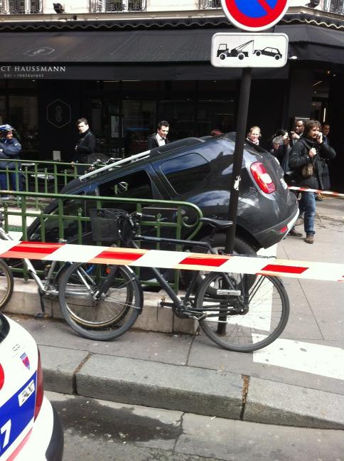 tbayart's tweet photo. Dacia Duster métro havre caumartin vu de côté est ce du street marketing ? #fb http://t.co/c3R4cJGE