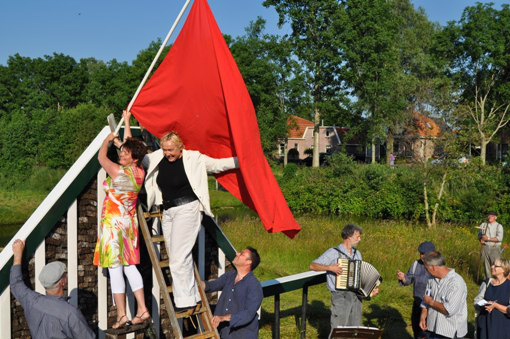 ItDamshus's tweet photo. 1 mei-viering op Openluchtmuseum It Damshûs. Met Lutz Jacobi, Baggelbaksjongers en rode vlag.
Zie http://t.co/xcbZ2vP3 http://t.co/kcWJA8Ow