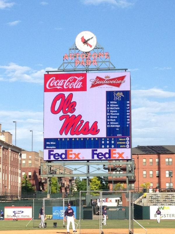 RebVoice's tweet image. Big time video board here at Autozone.