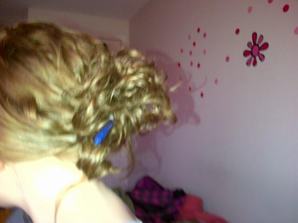 Julie_Steffen's tweet image. Studying hair :/ a.k.a twisted around a pen :) . #sciencetest tomorrow :(