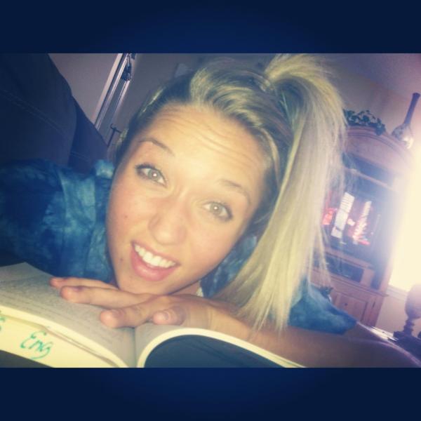 RenoLexi's tweet image. Today I chose reading over texting @im_CHRISpy32  #WTFiswrongwith me