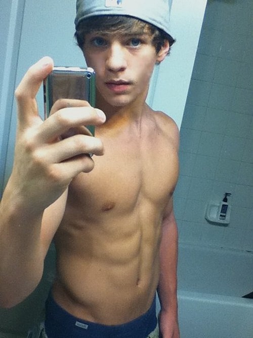 DutchSixpackBoy's tweet photo. Swaggerboy #hot #dsb http://t.co/qRDb38Jy