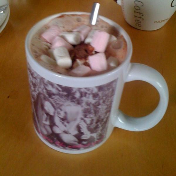 IsabellaSmithx's tweet photo. Hot chocolate milke with little marshmellows #goodlife http://t.co/b5oVHuPK