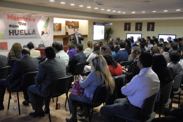 gmo_calderon's tweet photo. Les comparto una imagen de la conferencia: "Maestros que dejan Huella" impartida por Diego Rey http://t.co/hI2CsSGO