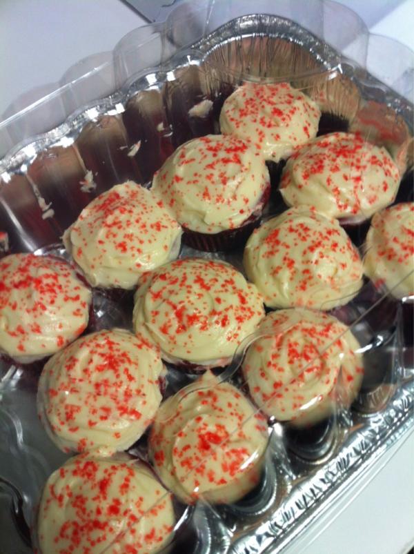 acltv's tweet photo. Thanks for the cupcakes @ryannmalone! We will enjoy them in the control room. #acltv http://t.co/5AtnKbAY