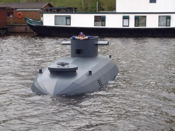 WTF a submarine spotted in THE canals of Amsterdam!!!