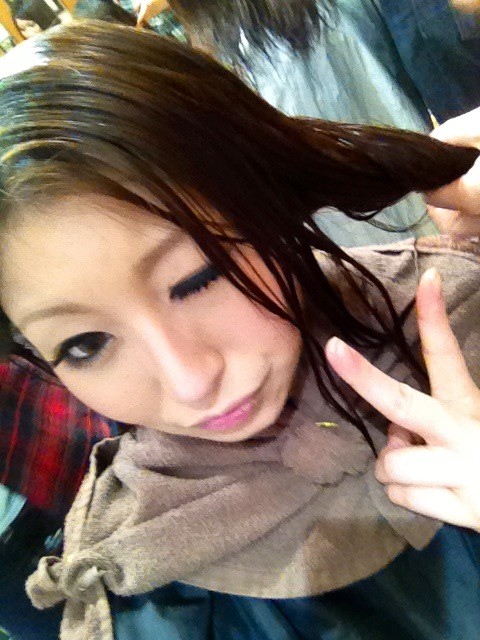 美容室なう(^o^)♪  明日明後日わ撮影なので、プリン頭とわおさらばです＼(^o^)／ http://t.co/rfUZ9uIu