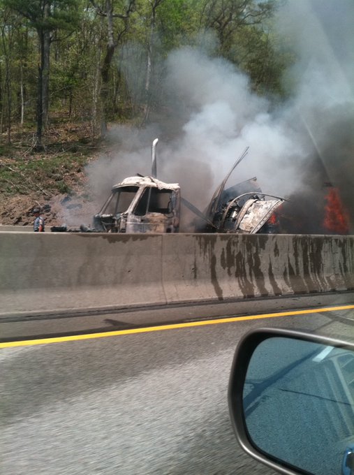 On way to reading pa ran into a he'll of a wreck. Hopefully everyone is ok... @ http://t.co/ZqpFABZg