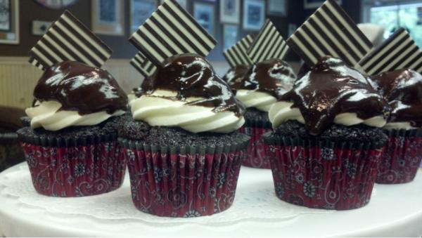 The_buzz_cafe's tweet photo. Hot Buttered Rum Cupcakes! #yumm http://t.co/u9MRLnpi
