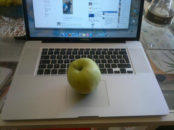MicheleMerlo1's tweet photo. how to waste my 'fternoon. apple time http://t.co/v4Nv6qG1
