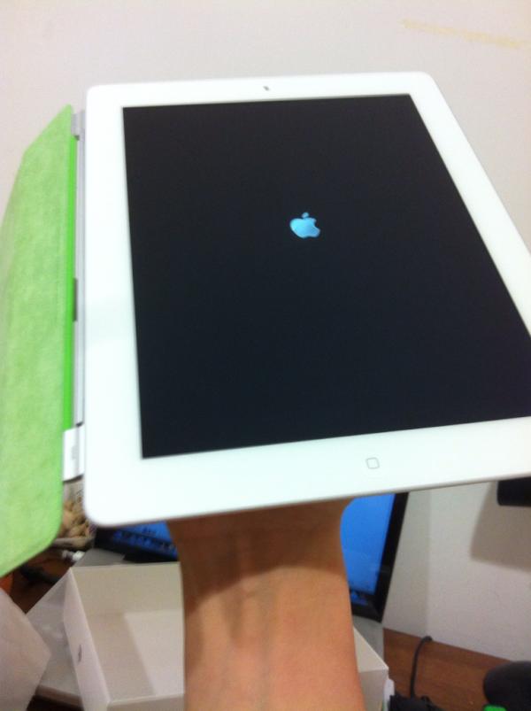 EmmitLi's tweet photo. Well, an ooooooold picture early this March. <3 Apple! http://t.co/mwWSIg7m