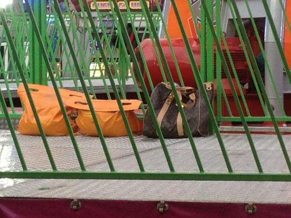 Ze zegen het is slecht op de dam. Van de Beek heeft toch maar nieuwe zandzakken gekocht.