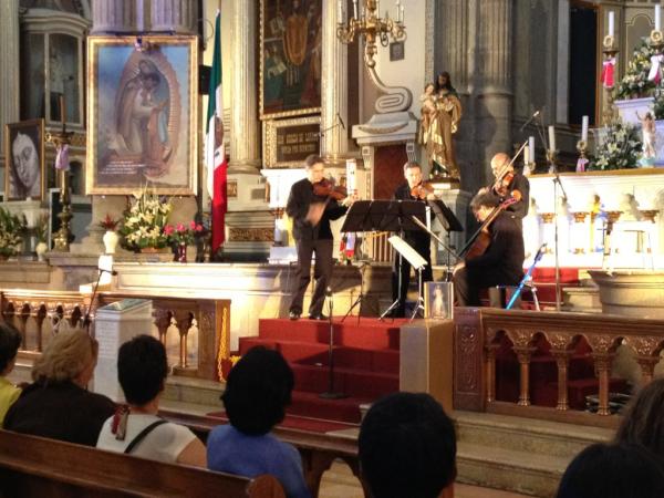 CincodeMayoPue's tweet photo. #EnVivo #Festival5demayo : Cuarteto Latinoamericano deleita a los poblanos #5demayo http://t.co/HxL1LXij