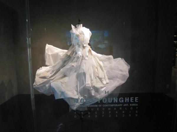 지난 24일 과천 국립현대미술관 중앙홀에서는 패션디자이너 문영희 콜라보레이션 패션쇼가 진행되기도 했습니다