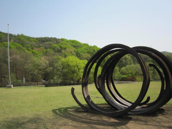 사무실 현관문을 열면 보이는 풍경입니다 요즘 미술관 참 이쁩니다