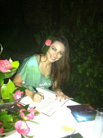 EzoSunal's tweet photo. Sevgili Aysegul Dinckok un ilham veren sergisini geZdikten sonra ani defterine yazarken Mehmet Turgut un objektifinden http://t.co/htbPpVX7
