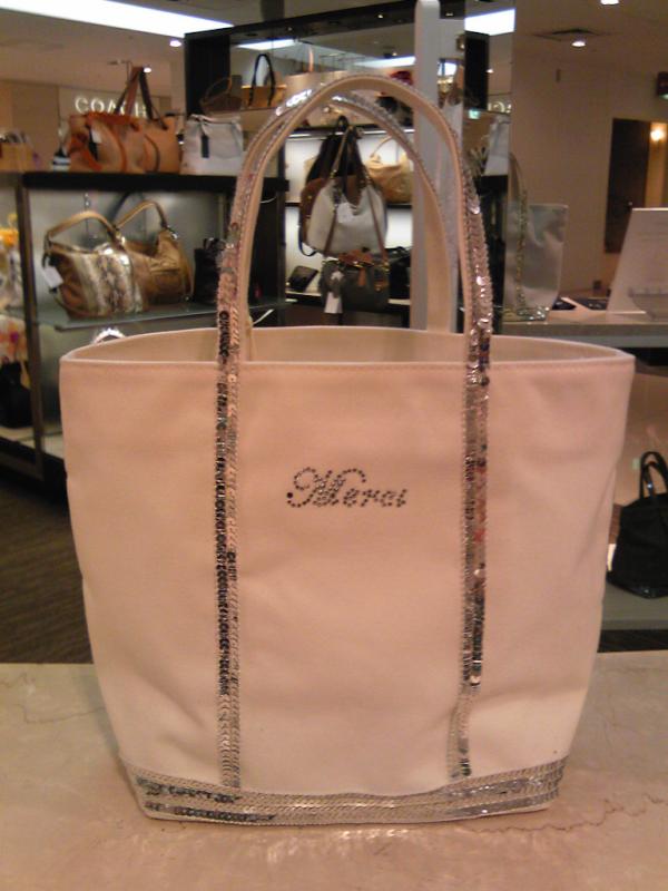 小田急百貨店 新宿店 公式 小田急百貨店本館3階ハンドバッグ売場で販売中の ヴァネッサ ブリューノ トートバッグ スワロフスキーでアルファベットやモチーフアレンジ 有料 が出来て オリジナル感たっぷり 5月1日 火 までの限定です 早めにチェック