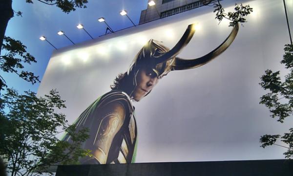 twhiddleston's tweet photo. RT My goodness! “@Zero_000000: A HUGE Loki in Shanghai! Loki's army assemble! Counting down for #Avengers on 5 May! http://t.co/BagG227W”
