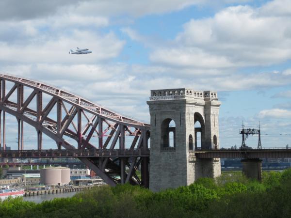 MSeewald's tweet photo. @FoxNewsLive Space Shuttle Enterprise flies over the Hell Gate Bridge. http://t.co/dm43iOLz