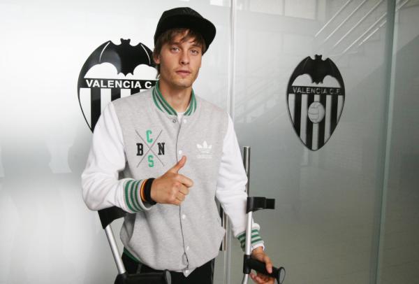 valenciacf's tweet photo. @SergioCanales os agradece a l@s amig@s de @valenciacf todos vuestros mensajes de ánimo y apoyo. #animocanales! http://t.co/F3q6jKl6