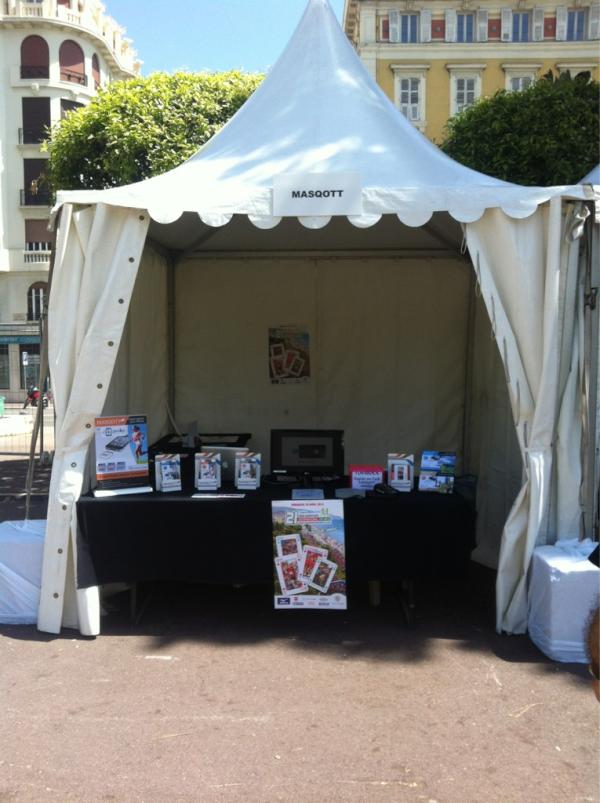 masqott's tweet photo. Stand Masqott prêt, nous vous attendons au Semi marathon de Nice ! http://t.co/b32oBYeD