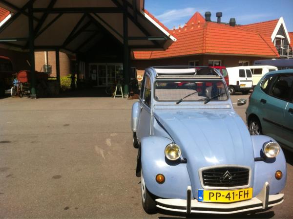 tourdevincent's tweet photo. @yvojolie heeft zojuist de #gevondenvoorwerpen opgepikt na een behoorlijk lange rit. Nu weer terug naar Etten-Leur! http://t.co/nLn8lv2w