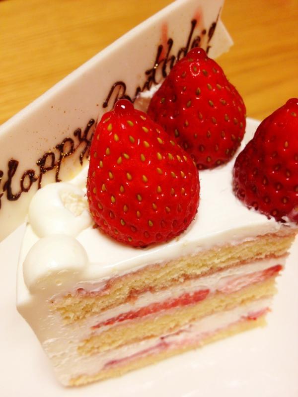 anjo's tweet photo. 今日は誕生日！嫁がフレンチパウンドハウスのショートケーキを用意してくれてた。一番好きなケーキなのだよ！ http://t.co/OiQcLjJd