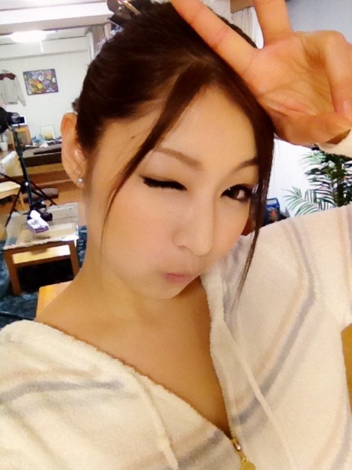 撮影が終わって、寝る準備してたよお(^O^)／明日も朝早いから早く寝なくちゃ～(/ _ ; )みなさん、おやすみなさーい♪ http://t.co/j5xKhTDf